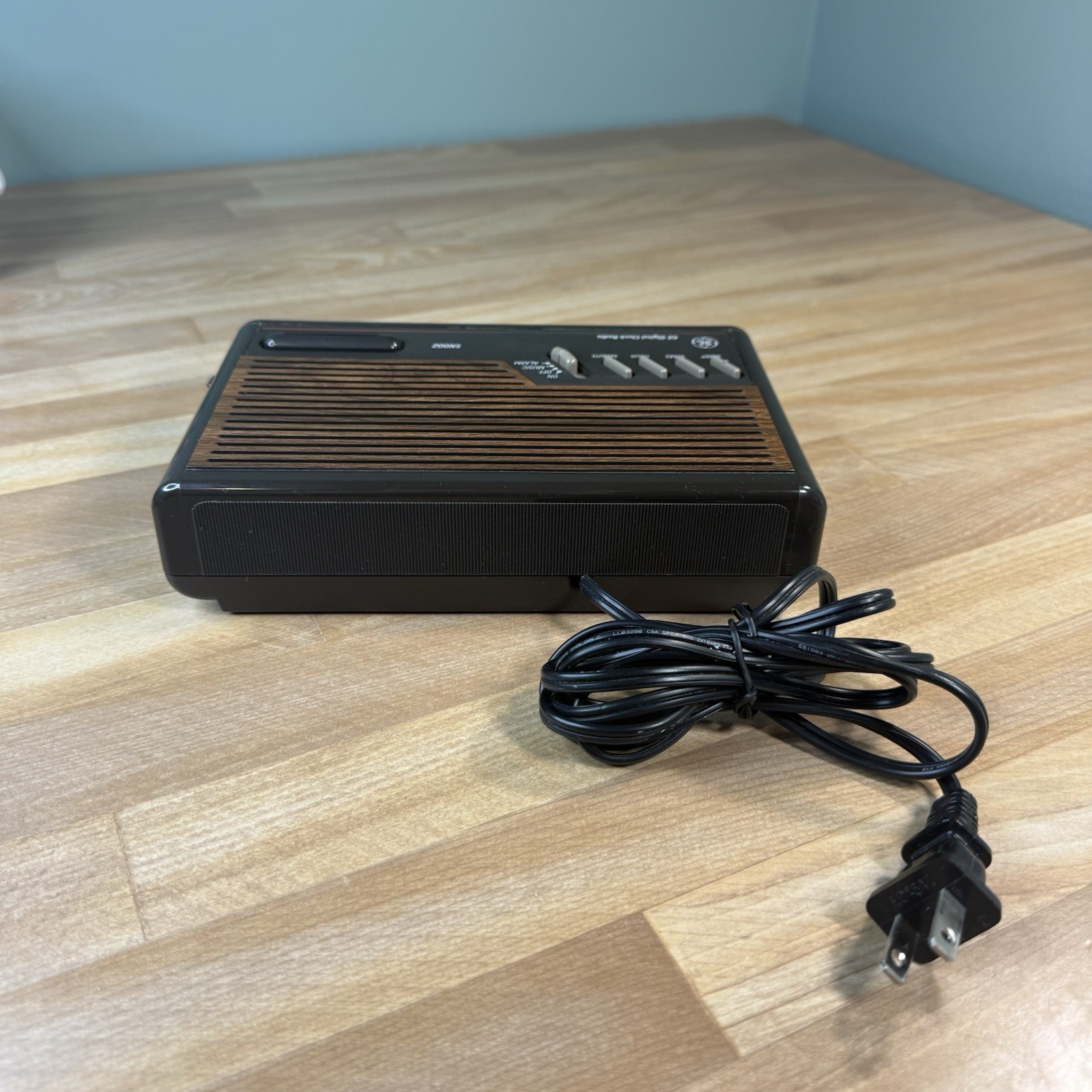 RETRO General Electric GE Alarm Clock AM/FM Radio 7-4612A Wood Grain w/ Manual