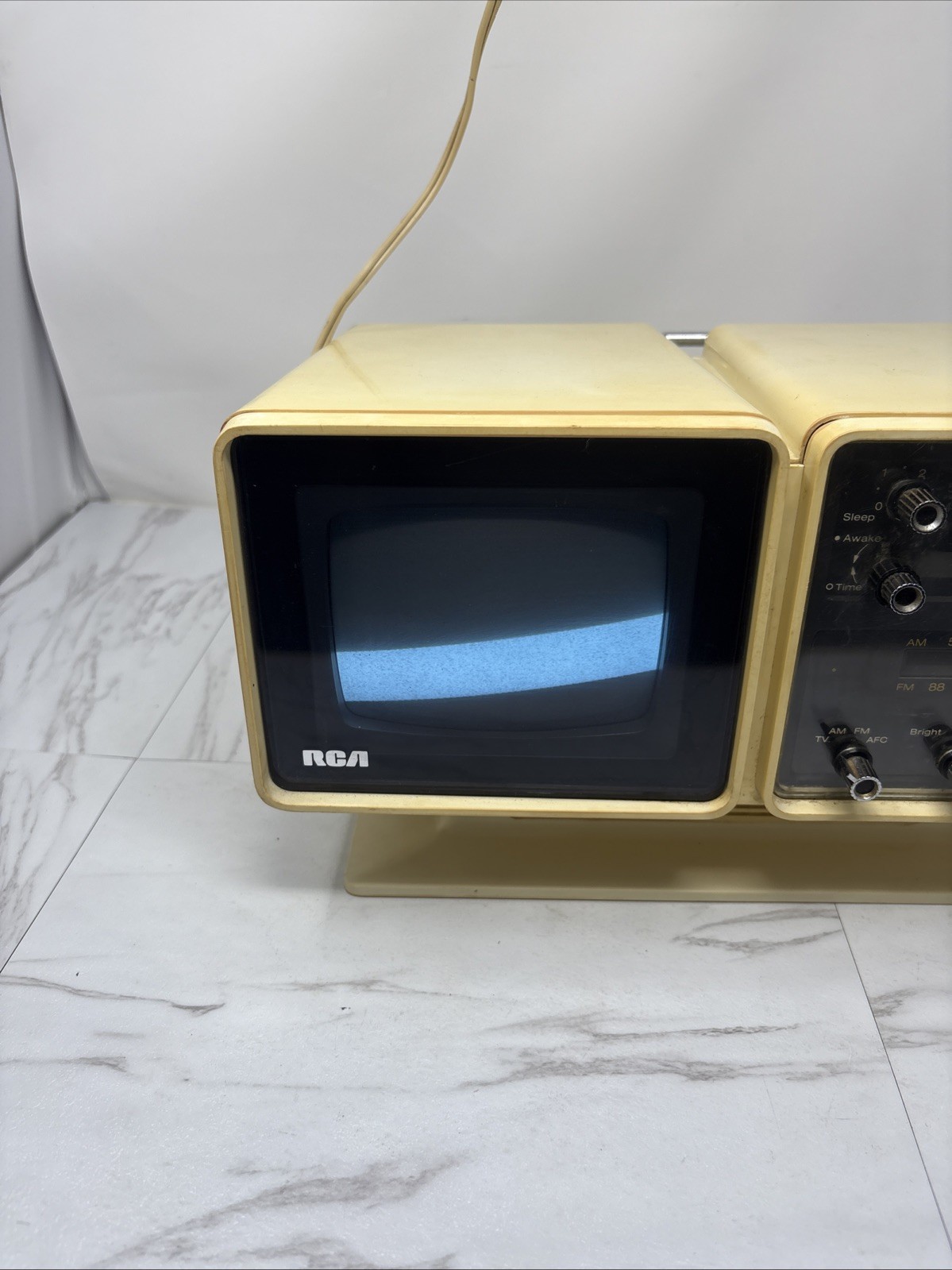 Rare 1974 RCA AT 059Y “ELVIS ” “LUNAR 1” AM/FM/Television/Clock- Tested
