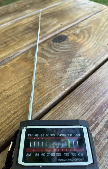 Vintage Radio Shack Model 12-634 Handheld Realistic AM/FM Radio
