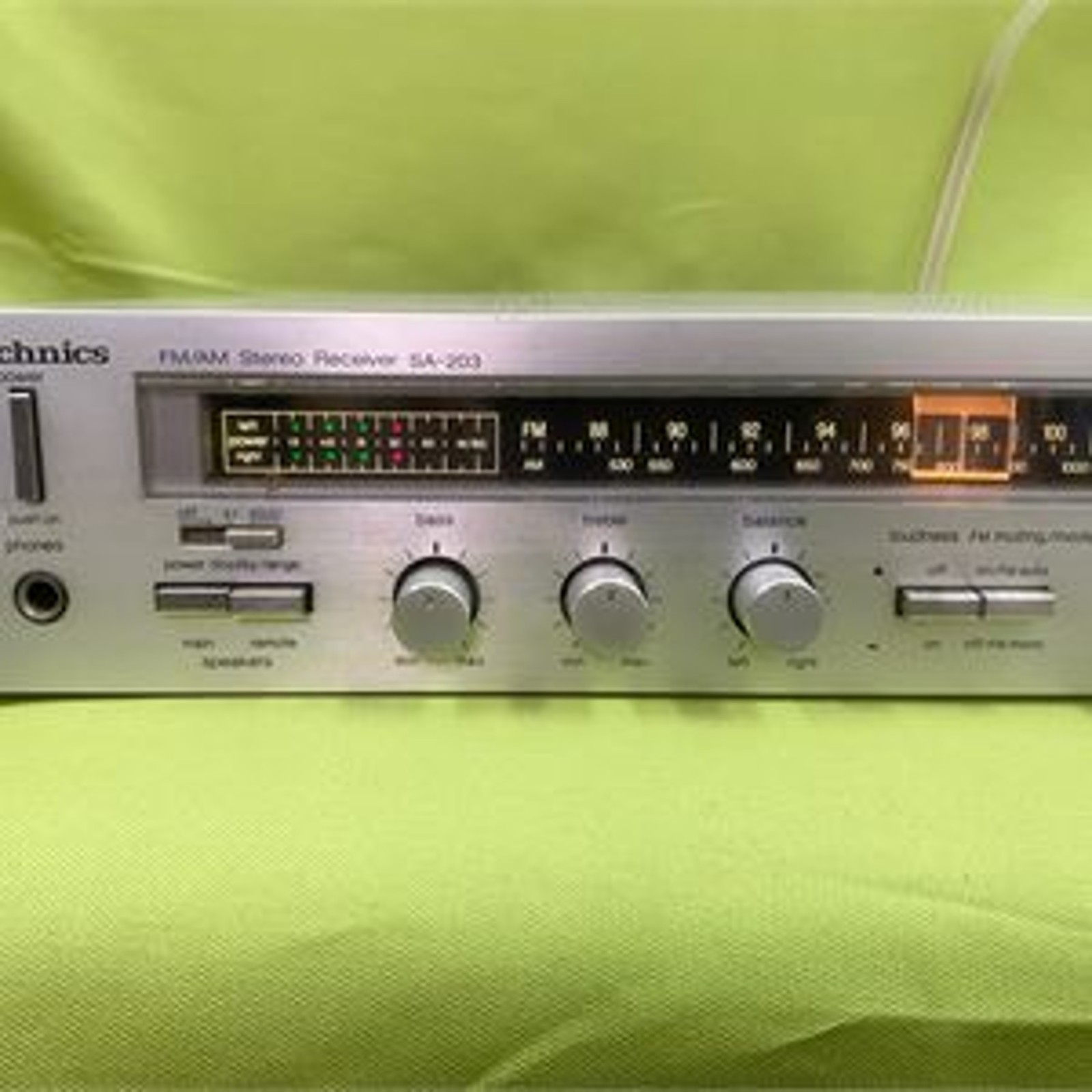 1980s Technics SA-203 AM/FM Receiver