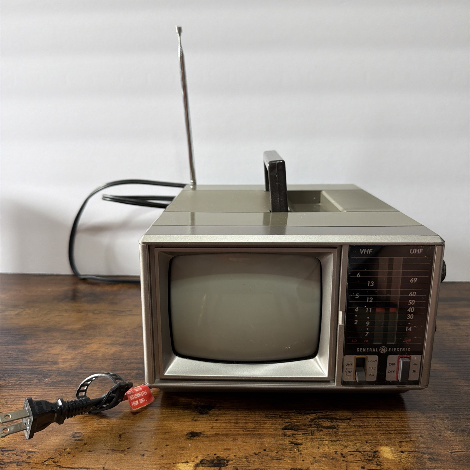 RETRO VINTAGE TV GE 5 INCH B+W CRT MODEL 7-7130A 1986 PORTABLE TV