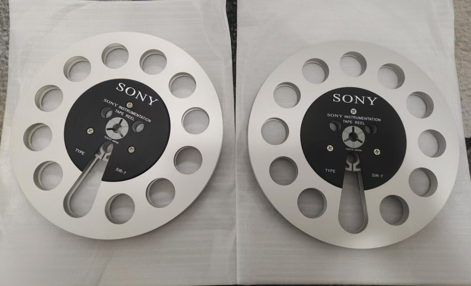 One pair silvery TAPE REEL Sony 7″ inch Light Metal Aluminum Take Up Reel