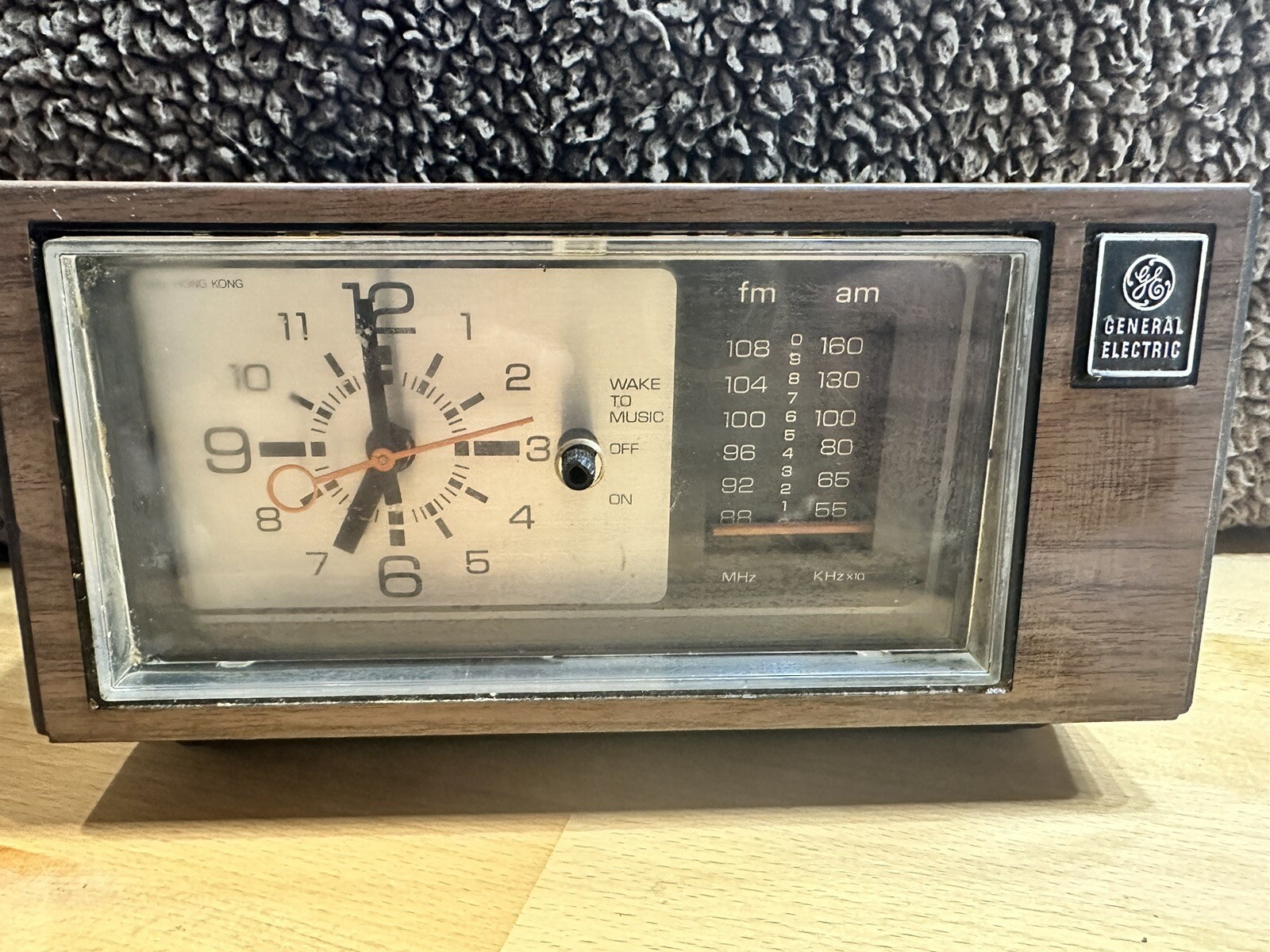 Vintage General Electric GE Dial Alarm Clock Am/FM Radio Model 7-4550C. Works.