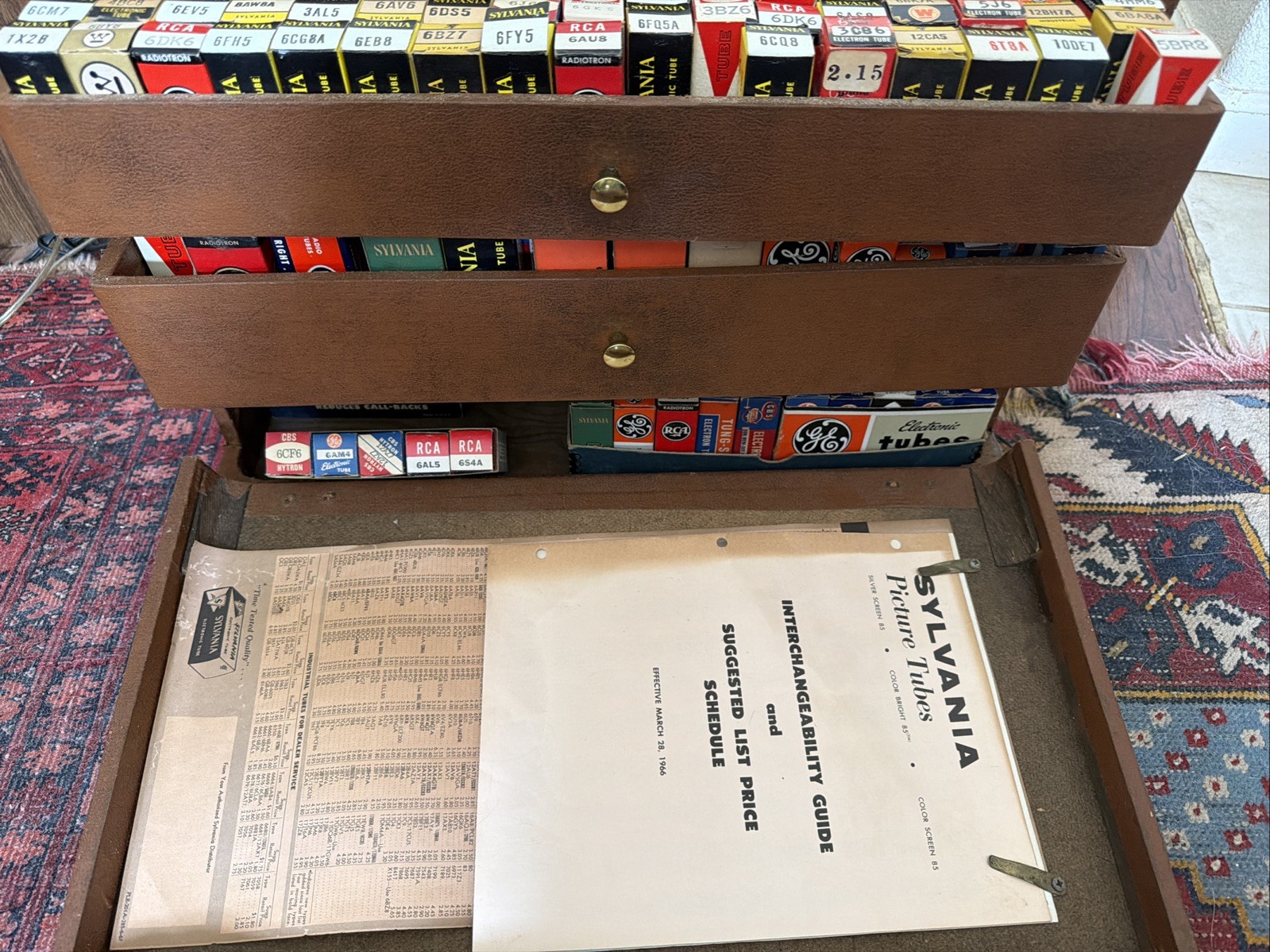 Rare 1966 RCA GE – Tube service man repair kit – lot 100s Of Tubes W/ Guide List