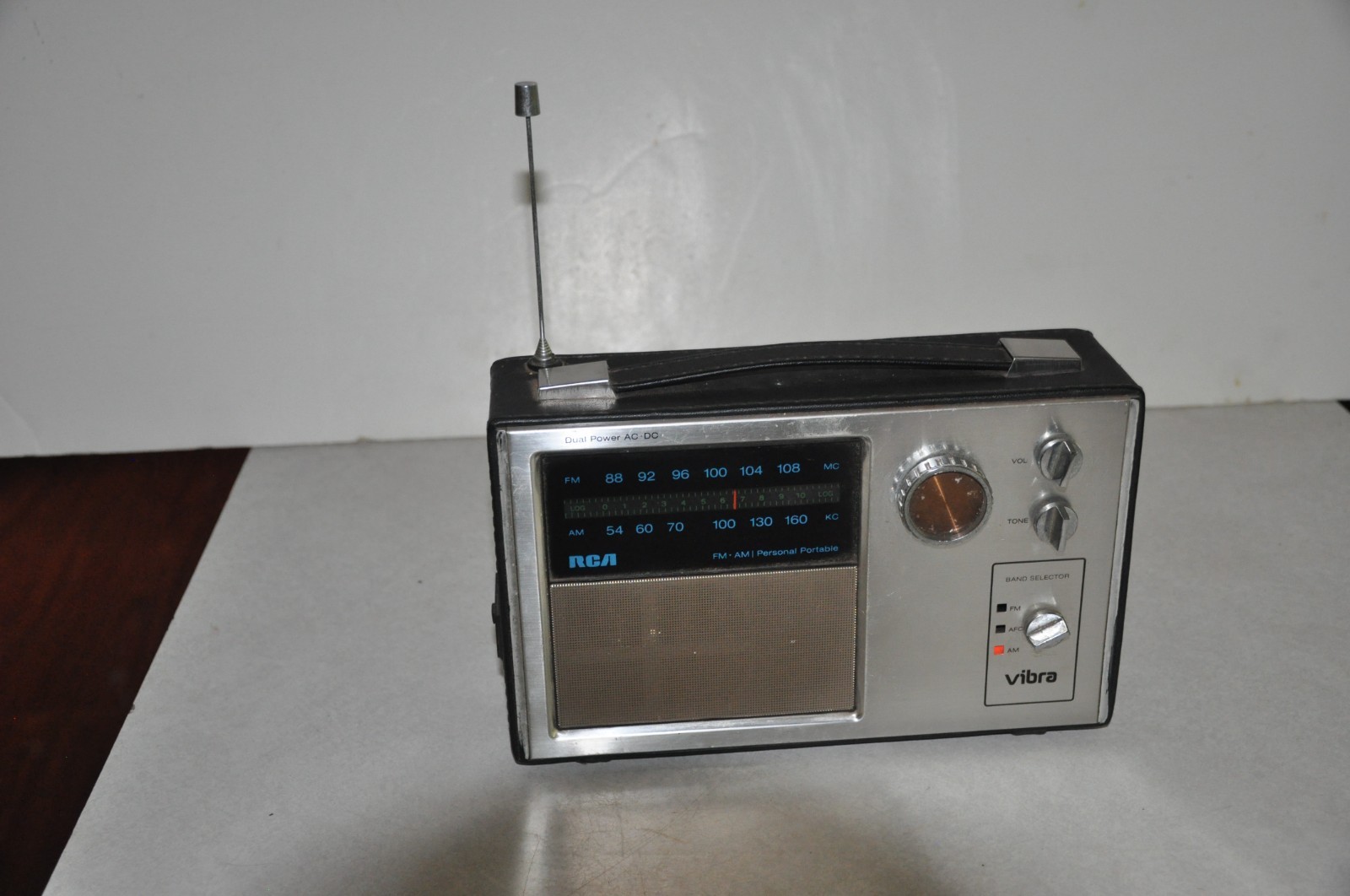 Vintage RCA RWM 686E-V Vibra FM/AM Personal Portable AC/DC Dual Power Radio Work