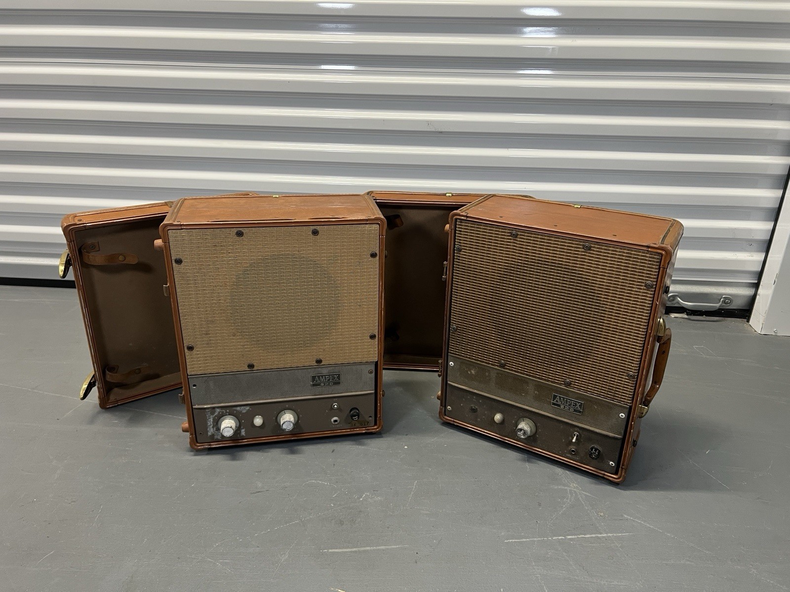 Pair of Vintage Ampex 620 Tube Amplifier Speaker Suitcase Powered FOR PARTS