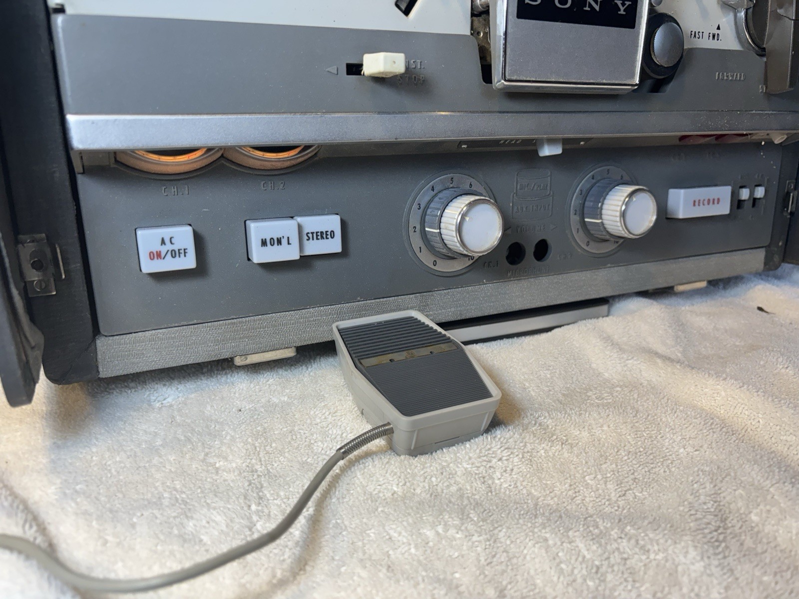 Sony 521 Stereo Tapecorder Reel To Reel Recorder w/Mic /Hard case- Clean/Working
