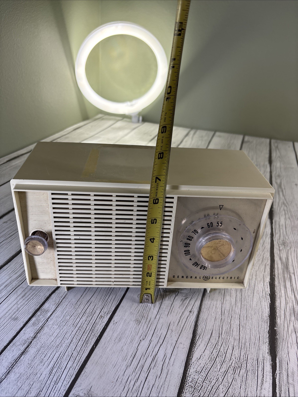 Vintage General Electric Tabletop Tube Radio Late 1950s or 1960s Sandalwood.