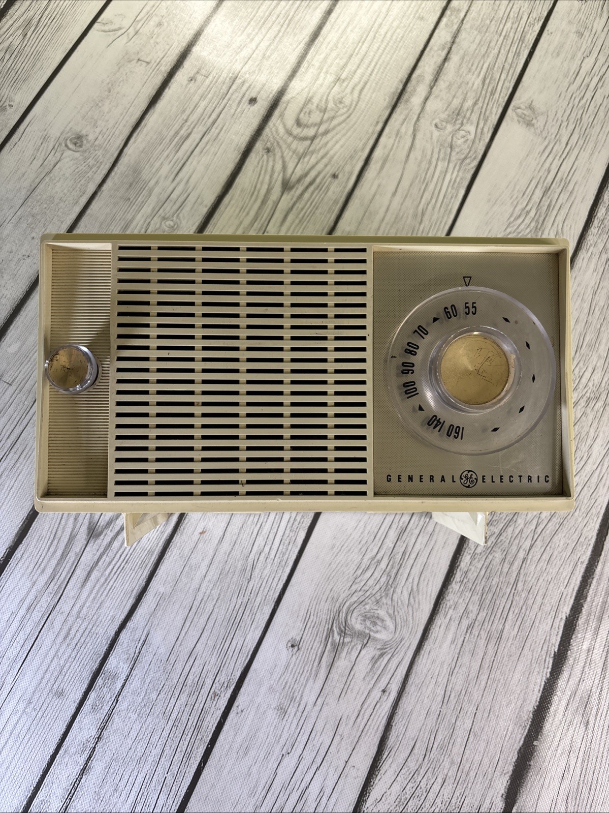 Vintage General Electric Tabletop Tube Radio Late 1950s or 1960s Sandalwood.
