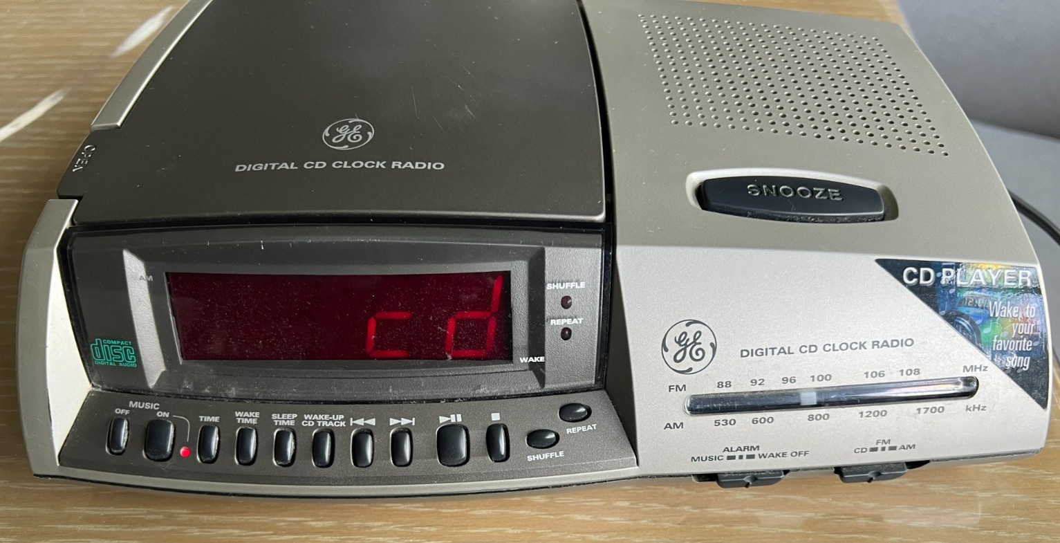 GE Digital CD Player AM/FM Radio Alarm Clock Model 7-4895A July 2000 -TESTED