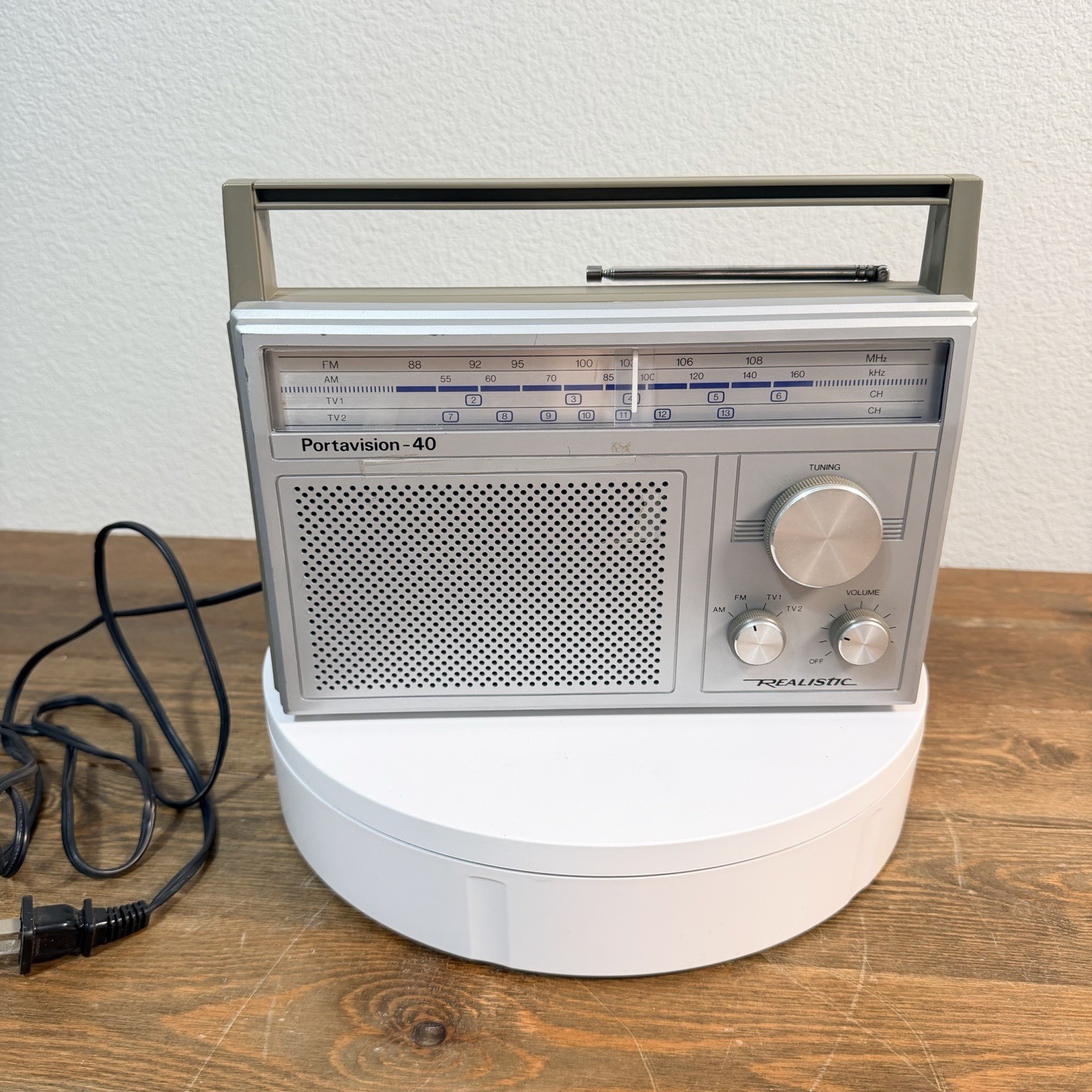 Vintage Realistic Portavision 40 Radio 12 648 AM FM TV 4 Band TESTED