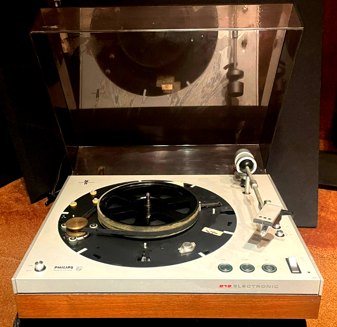 Philips GA- 212 Turntable. New Ortofon Omega 1eOne Owner. Very Good