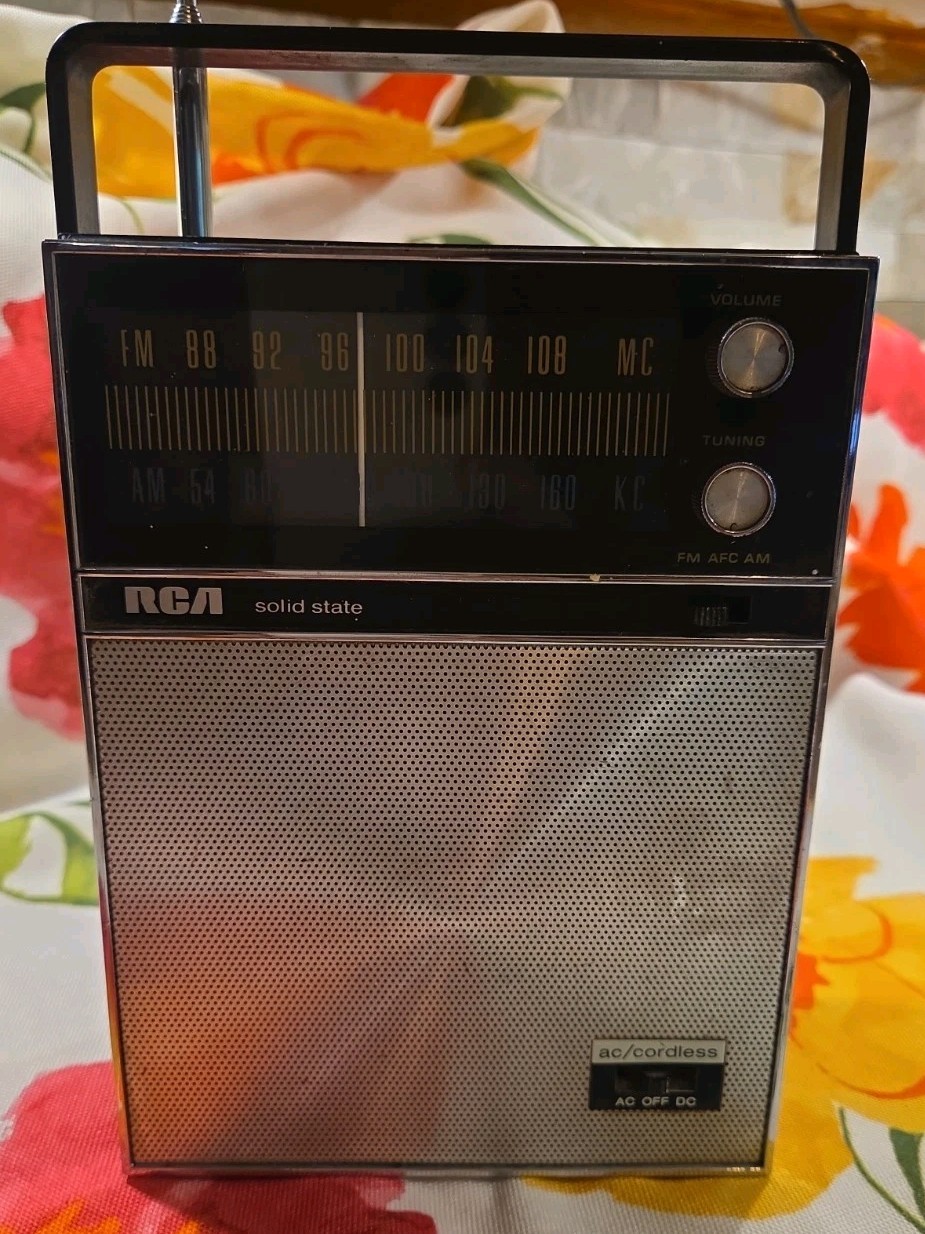 Vintage RCA AM/FM/ Solid State Table Top Radio Works w/batteries no cord