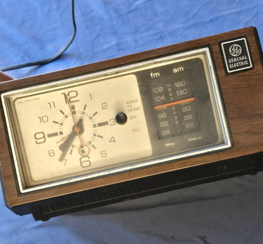 General Electric AM Radio Alarm Clock Model 7-4550C 70s-80s idk if works