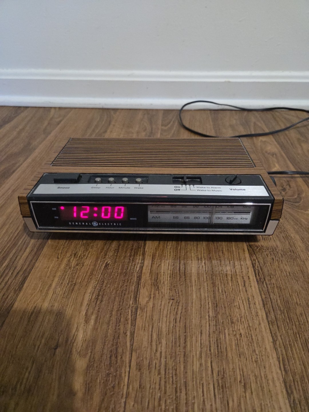 GE Vintage Wood Grain Digital Clock AM/FM Radio Alarm Clock Model 7-4633D