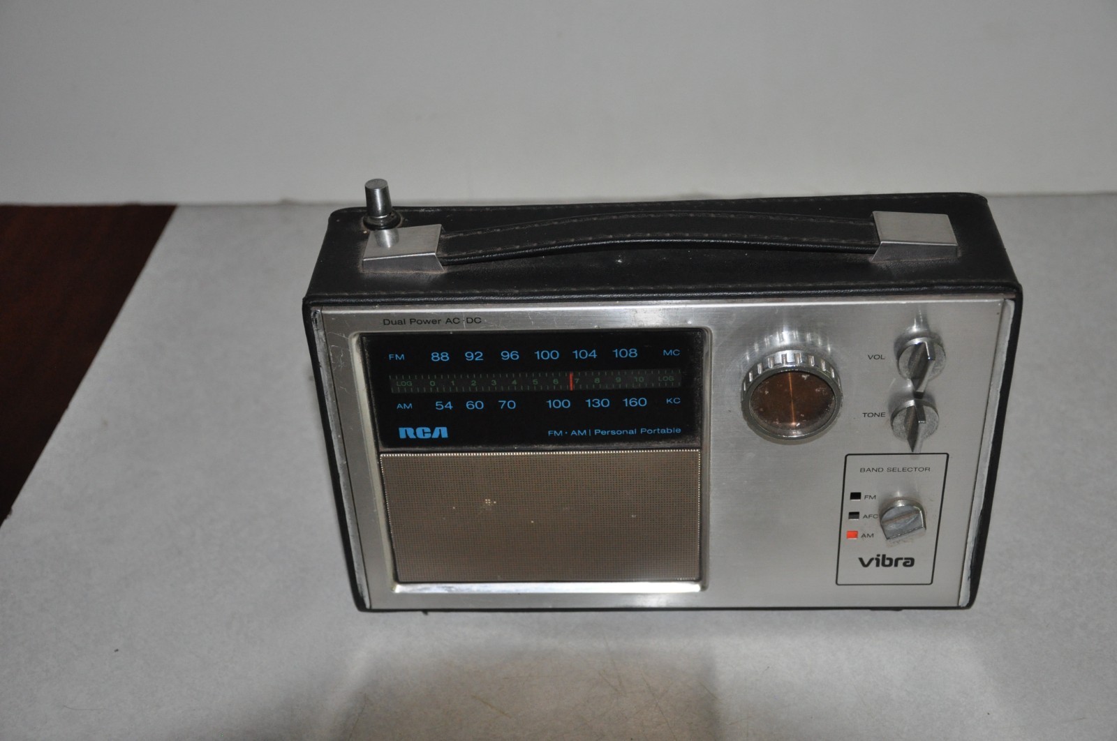 Vintage RCA RWM 686E-V Vibra FM/AM Personal Portable AC/DC Dual Power Radio Work
