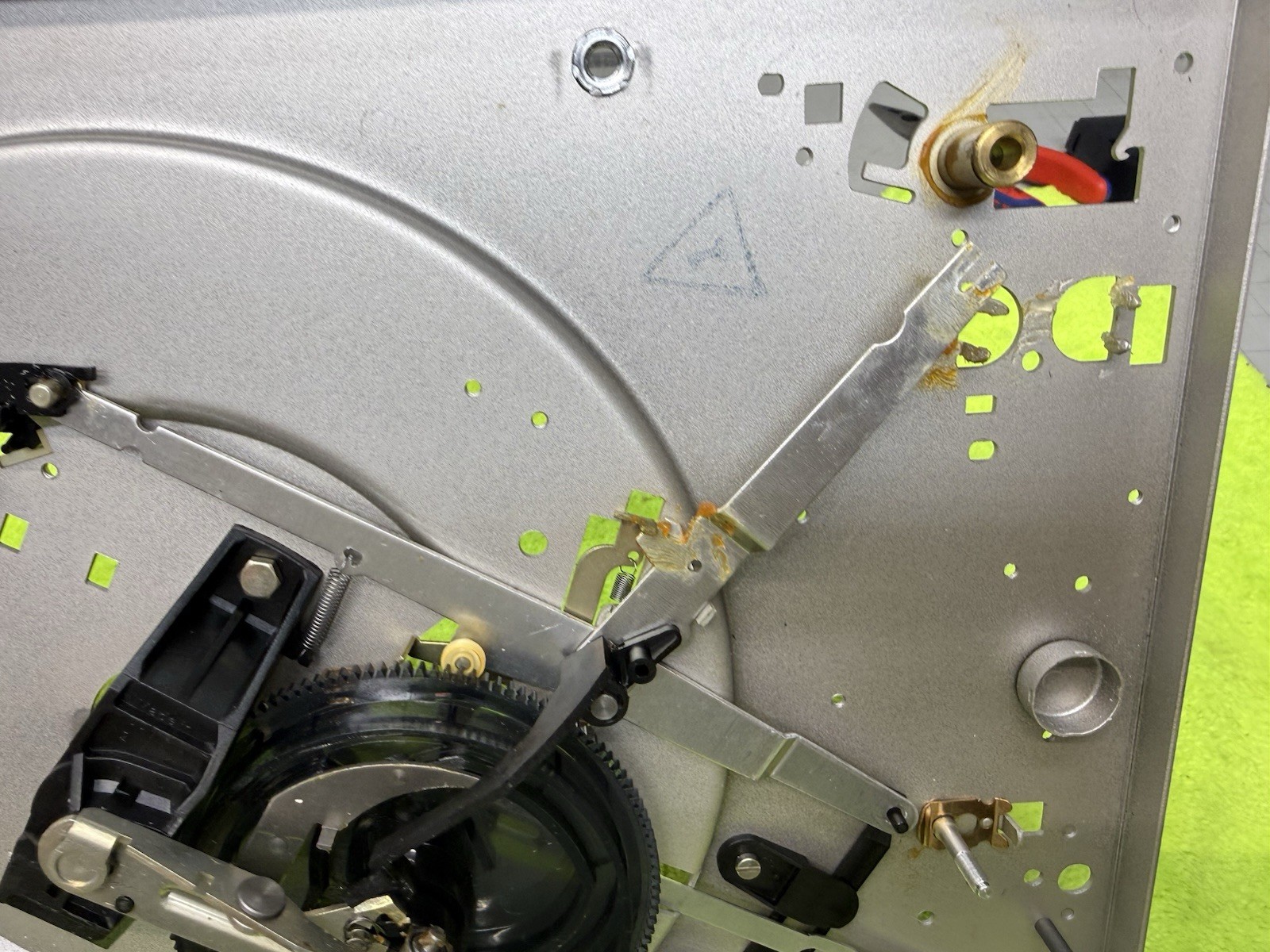 DUAL 1258 TURNTABLE STRIPPED BODY WITH THE MECHANICAL PARTS YOU SEE IN PICS ONLY