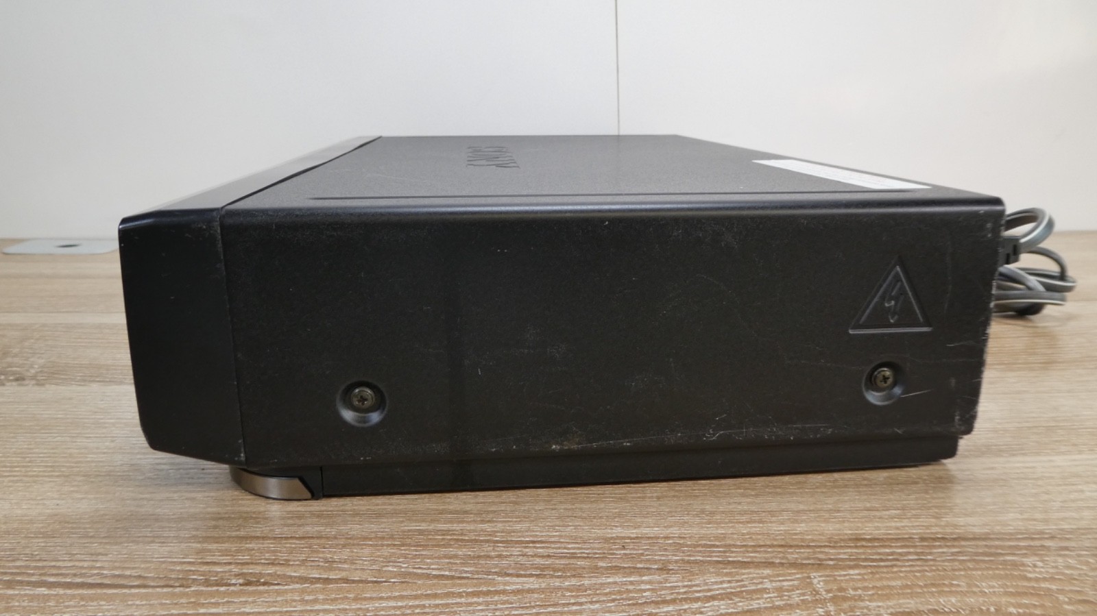 Sony SLV-N71 VCR Hi-Fi Stereo 19 Micron Head Auto Head Cleaner VHS Player Only