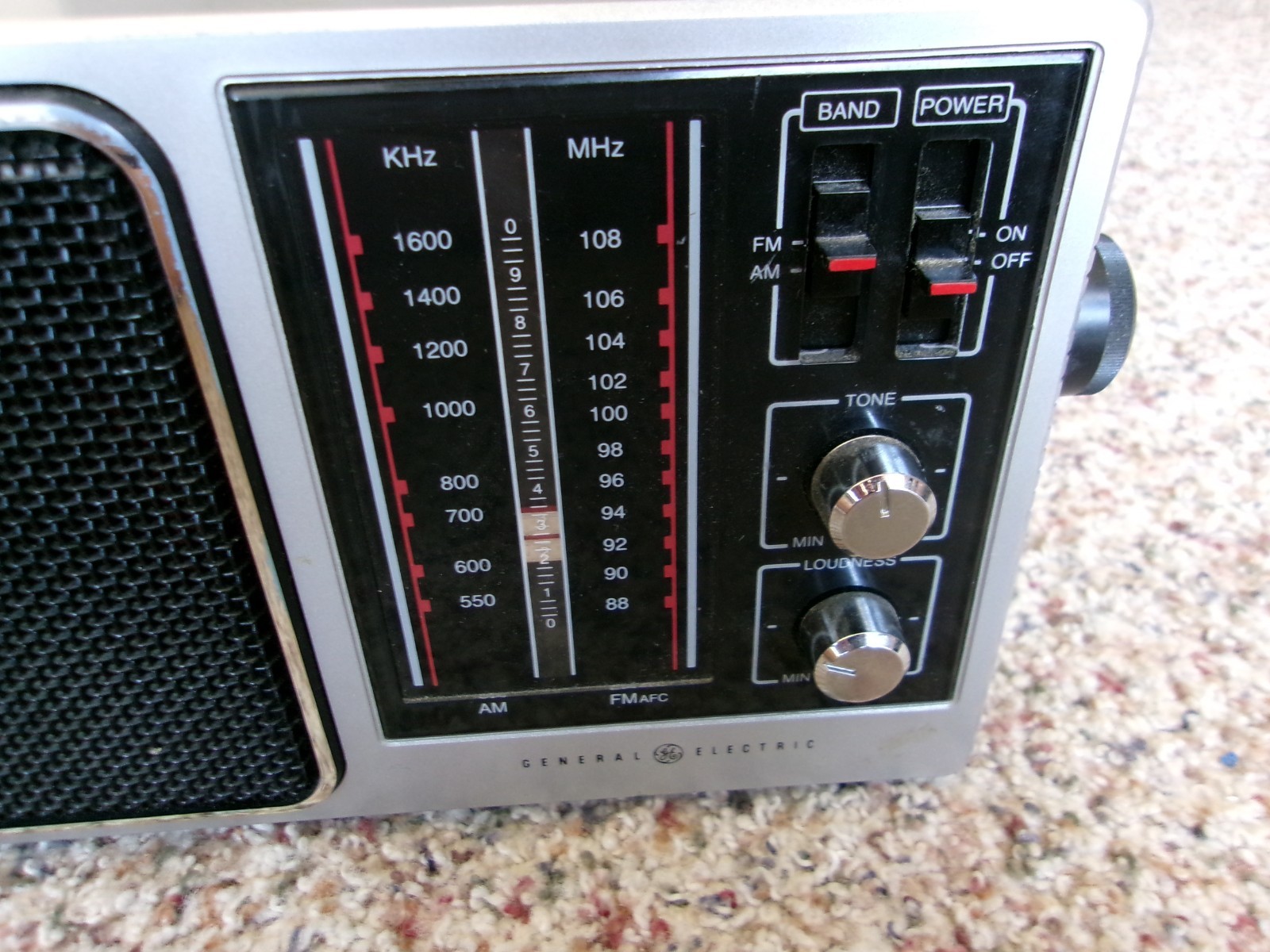 Vintage General Electric Model 7-2857A AM/FM Portable Radio