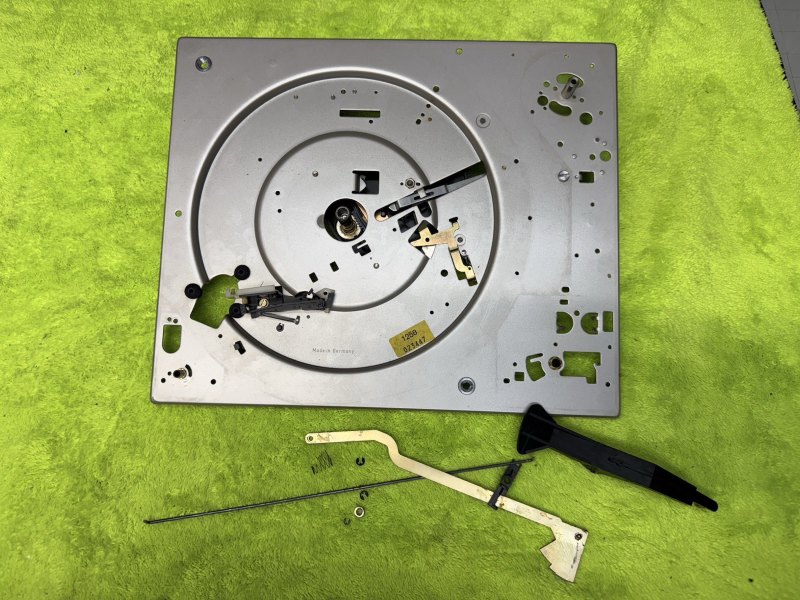 DUAL 1258 TURNTABLE STRIPPED BODY WITH THE MECHANICAL PARTS YOU SEE IN PICS ONLY