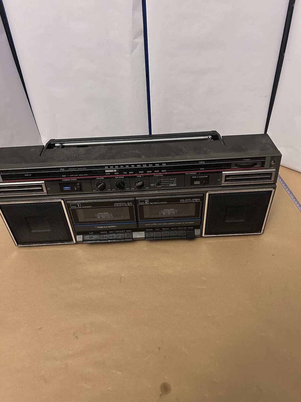 Realistic Model 14-799 AM / FM Radio With Cord and Battery Power double cassett