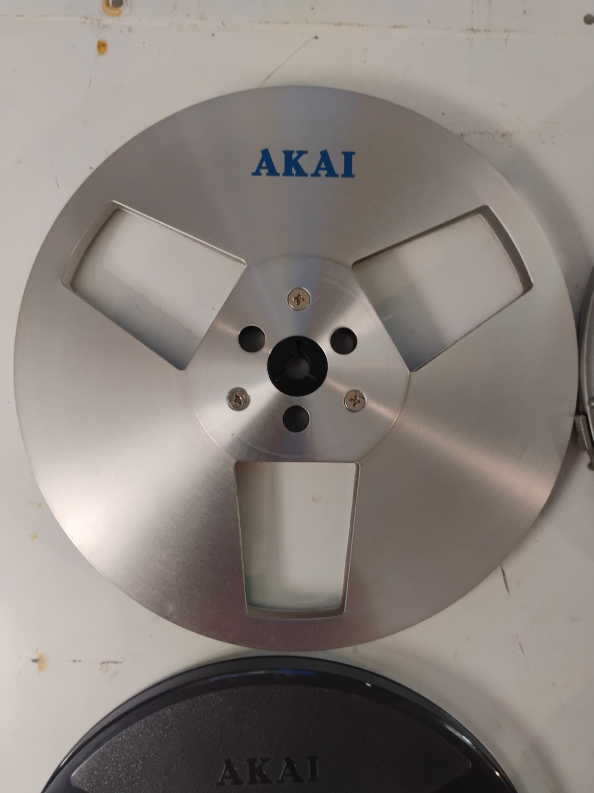 Lot of 2 Vintage Akai Metal & Plastic Reel To Reel Tape Take-Up 7″ 1/4″ W/ Cases
