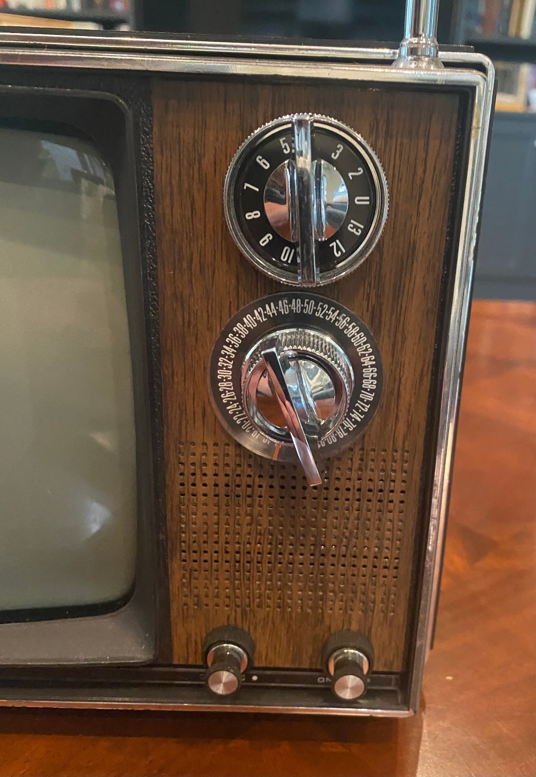 Vintage 1970s Motorola Solid State 9 TV (powers on) Retro Portable TV