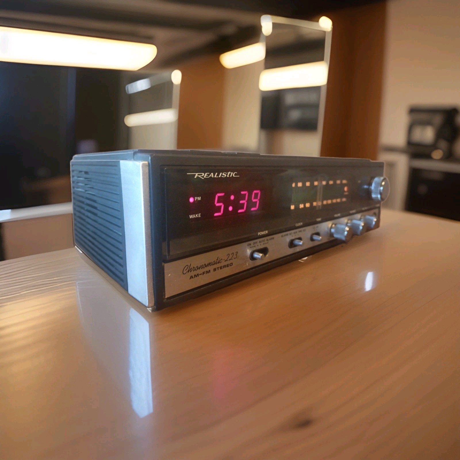 Very Nice 1-Owner Realistic Chronomatic 223 AM-FM Clock Radio w/Manual/Working