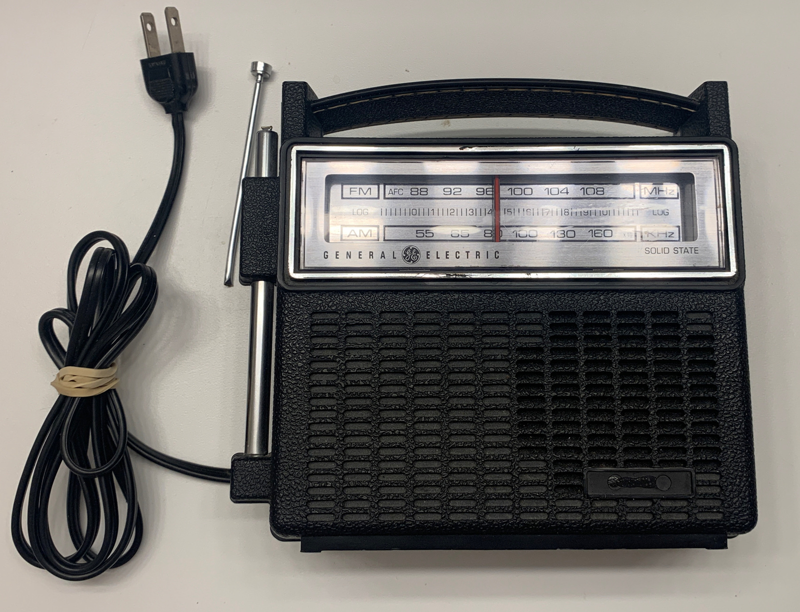 GE General Electric Solid State Radio Model 7-2810E Portable AM/FM Works Great