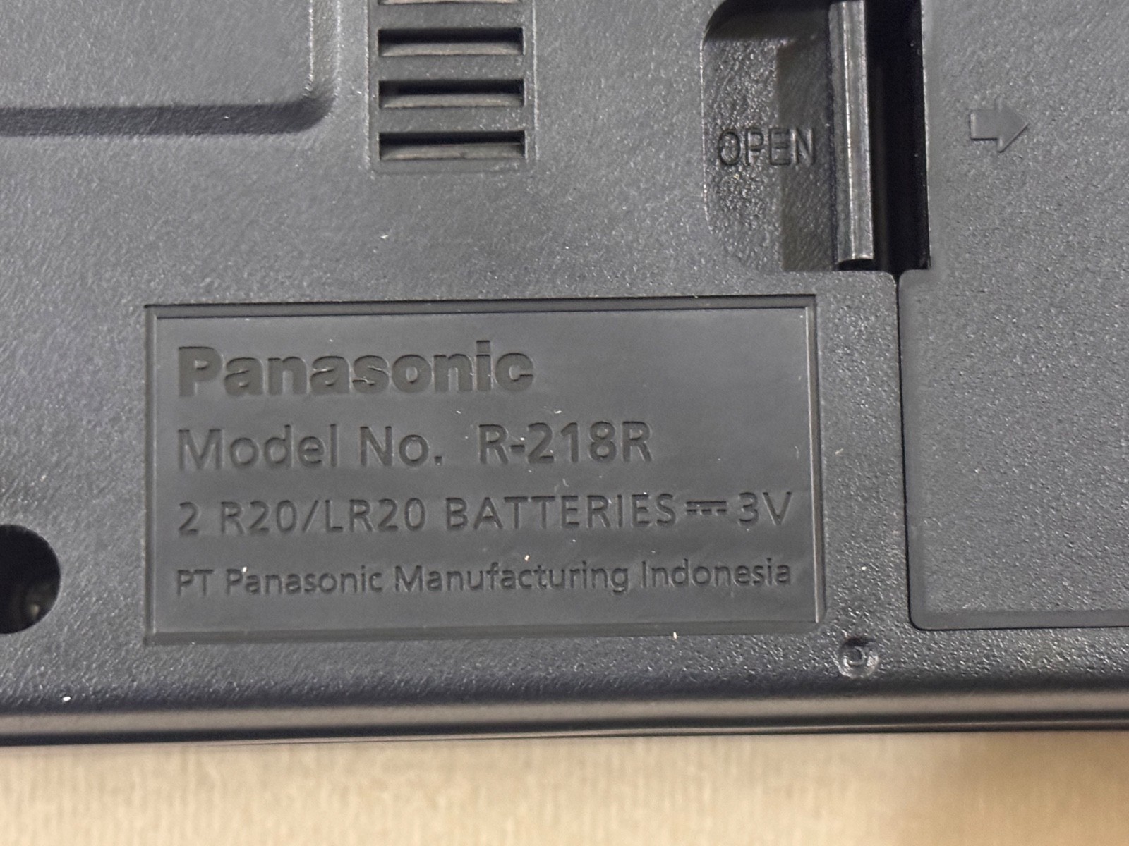 Vintage Panasonic R-218R Radio Rare Matsushita Electric MW SW – FULLY WORKING.