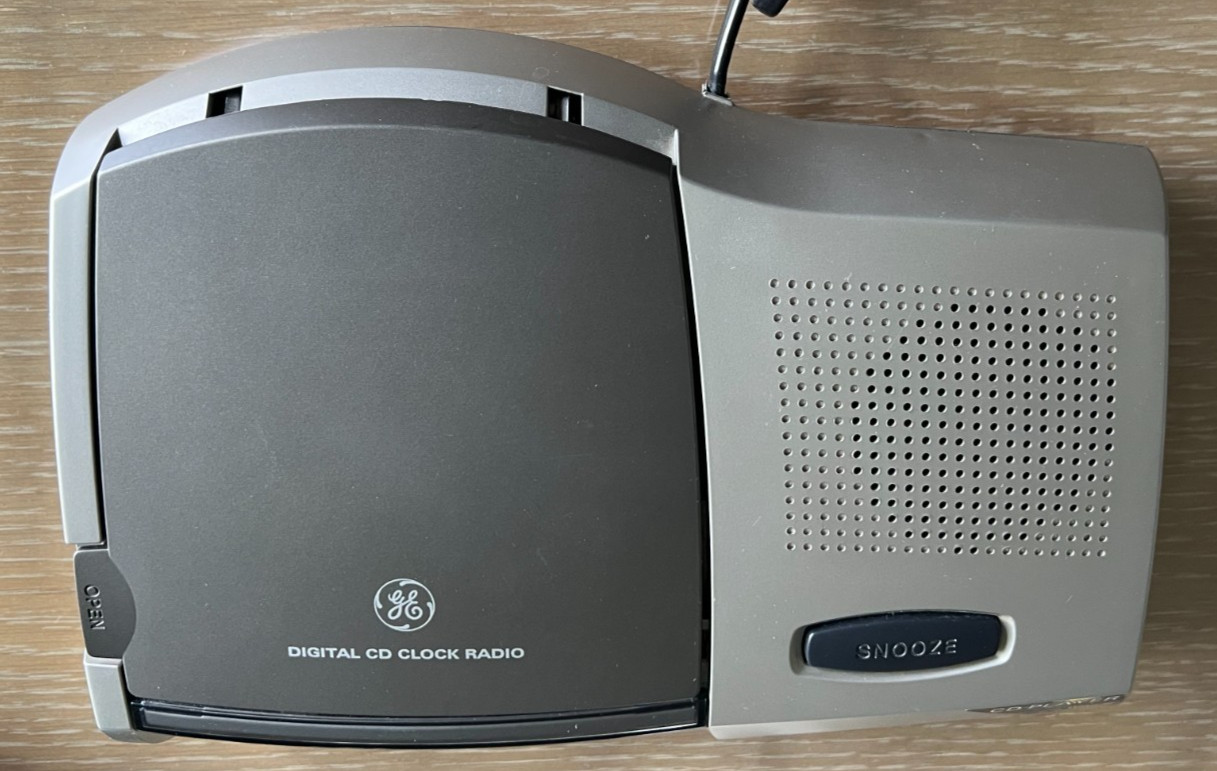 GE Digital CD Player AM/FM Radio Alarm Clock Model 7-4895A July 2000 -TESTED