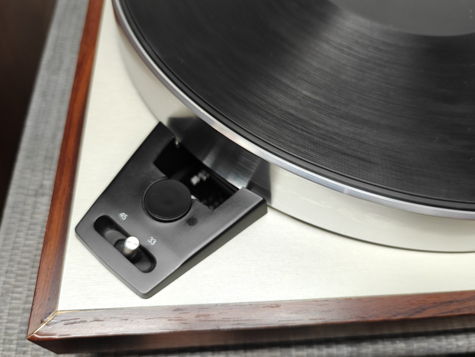 Excellent Vintage Luxman PD 264 Turntable. Auto Lift-Up Direct-Drive Player