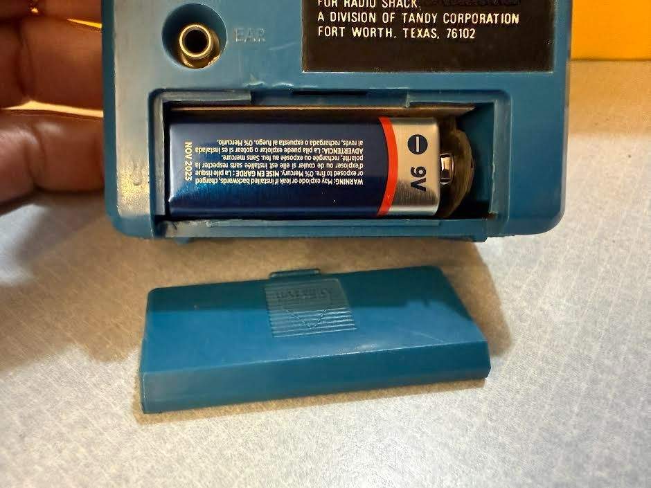 Vintage Realistic AM/FM Pocket Radio Model 12-721, Blue, Tested & Working
