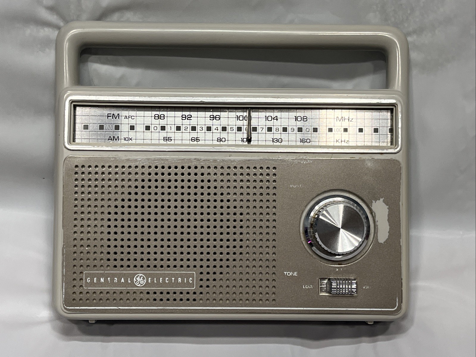 VTG General Electric Powered AC/Battery AM/FM Radio Model No 7-2825J