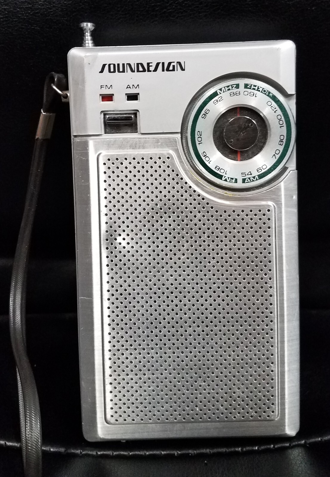SOUNDESIGN MODEL 2145-B AM FM POCKET RADIO