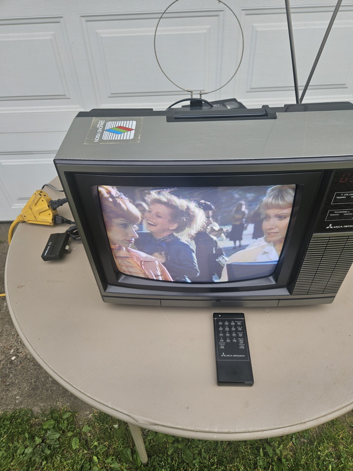 Mitsubishi 13″ CS-1342R TV for Retro Gaming With Antenna Works