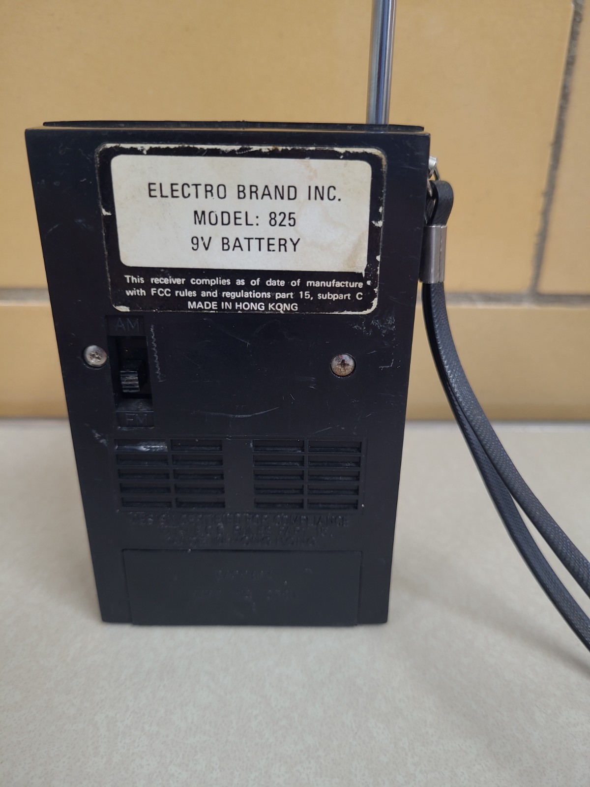 Vintage Electro Band De Luxe Solid State Model 825 AM/FM Radio Works Really Good