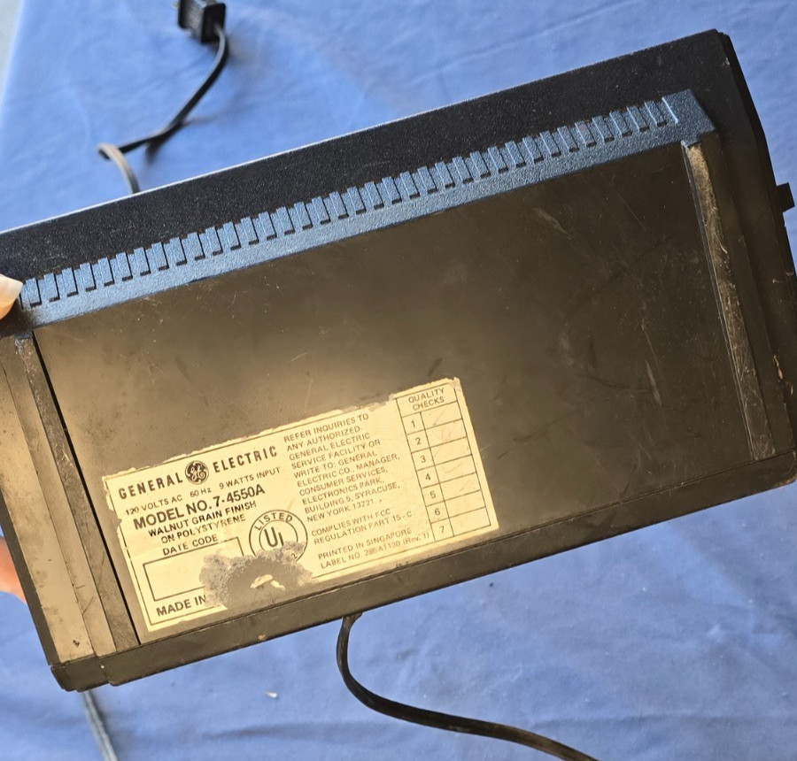 General Electric AM Radio Alarm Clock Model 7-4550C 70s-80s idk if works