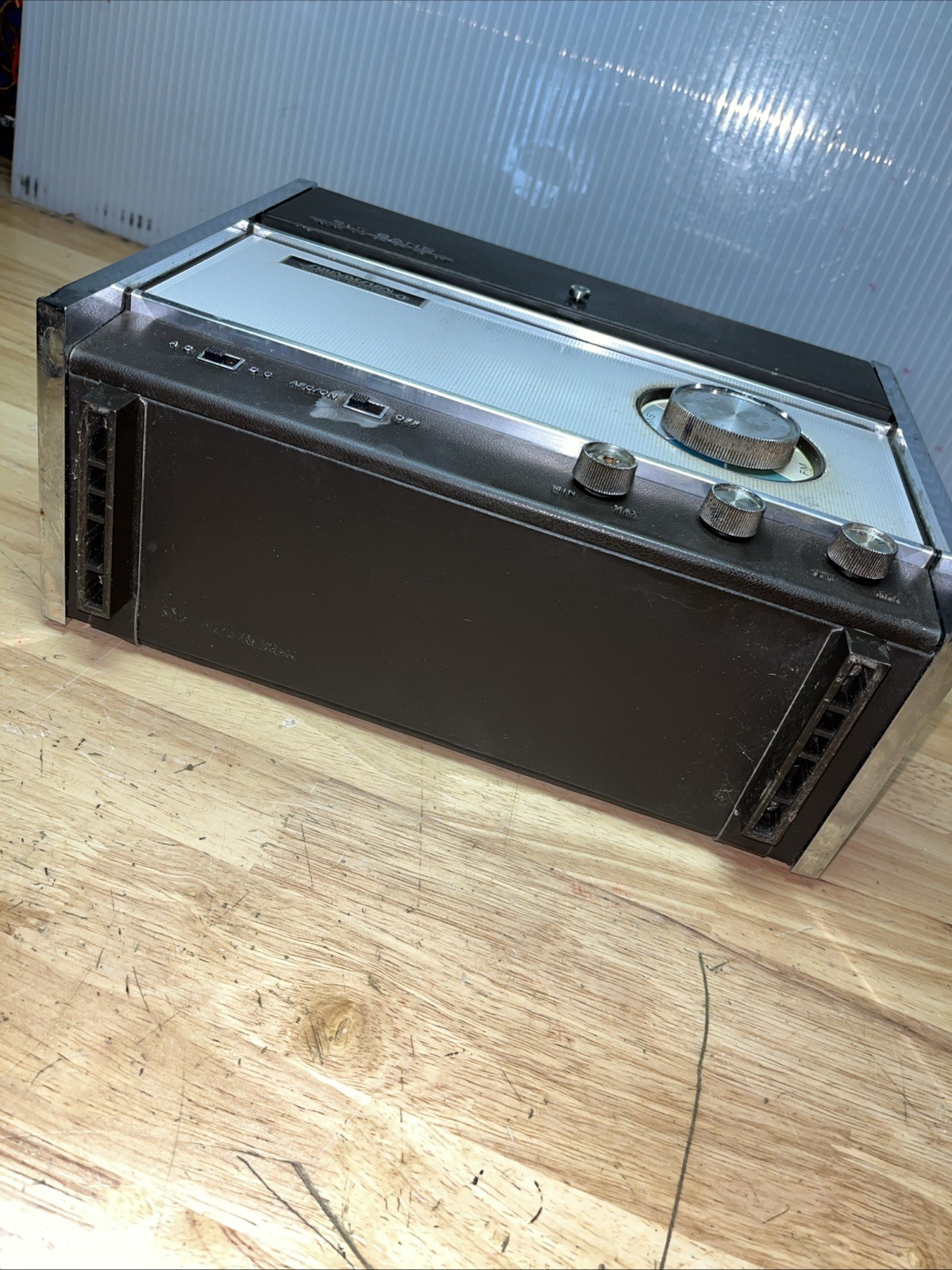 Vintage Soundesign Six Band Radio Model 2660B – Works But No Antenna