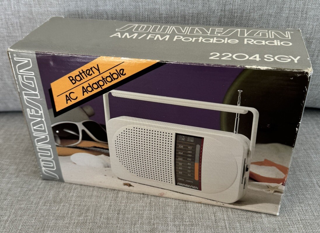 Soundesign AM/FM Portable Radio Model 2204 SGY Dual Power, Vintage In Box Vtg