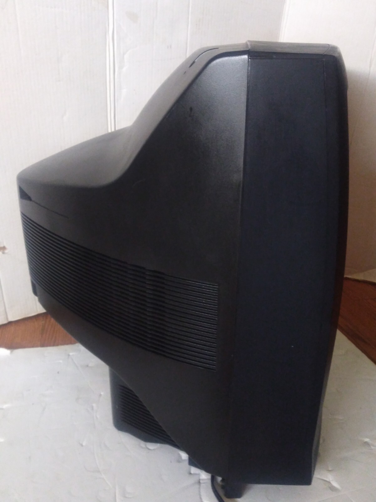 Vintage Sharp 25J-M100 CRT TV Retro Gaming Television No Remote 1997