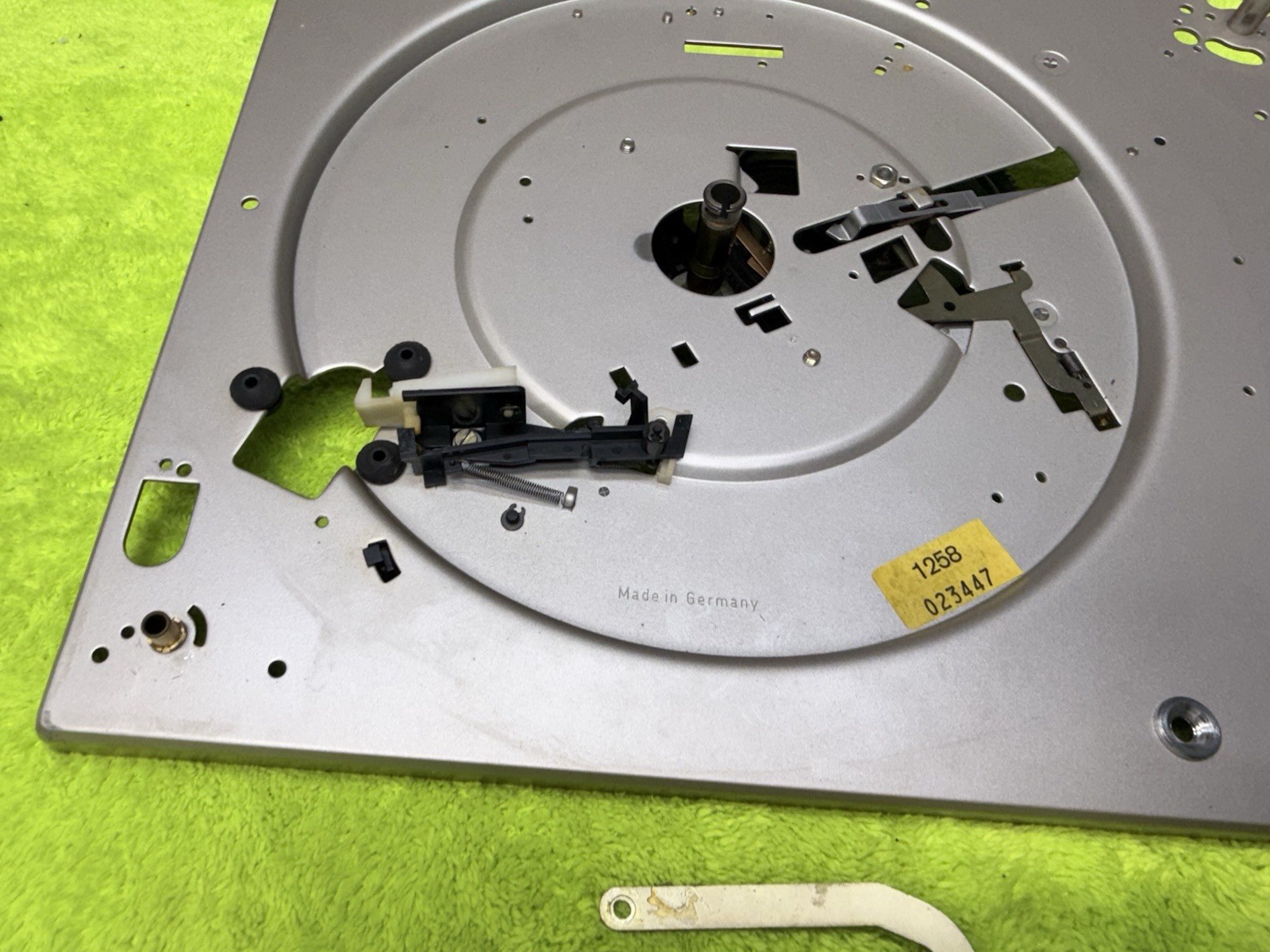 DUAL 1258 TURNTABLE STRIPPED BODY WITH THE MECHANICAL PARTS YOU SEE IN PICS ONLY