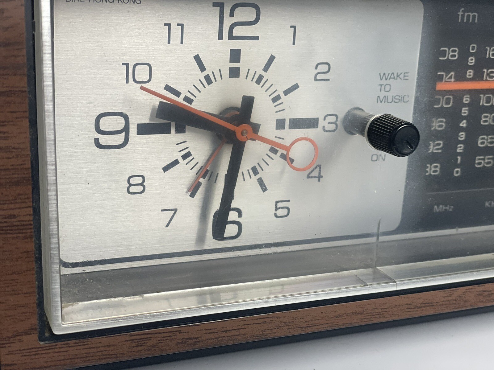 Vintage General Electric GE 7-4550C Walnut Grain Polystyrene Clock Radio Tested