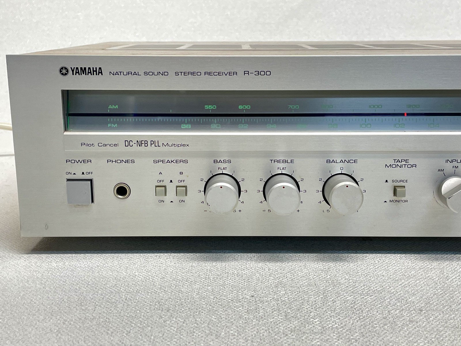 Vintage Yamaha R-300 Stereo Amplifier / Receiver with Phono Input -1980- Japan