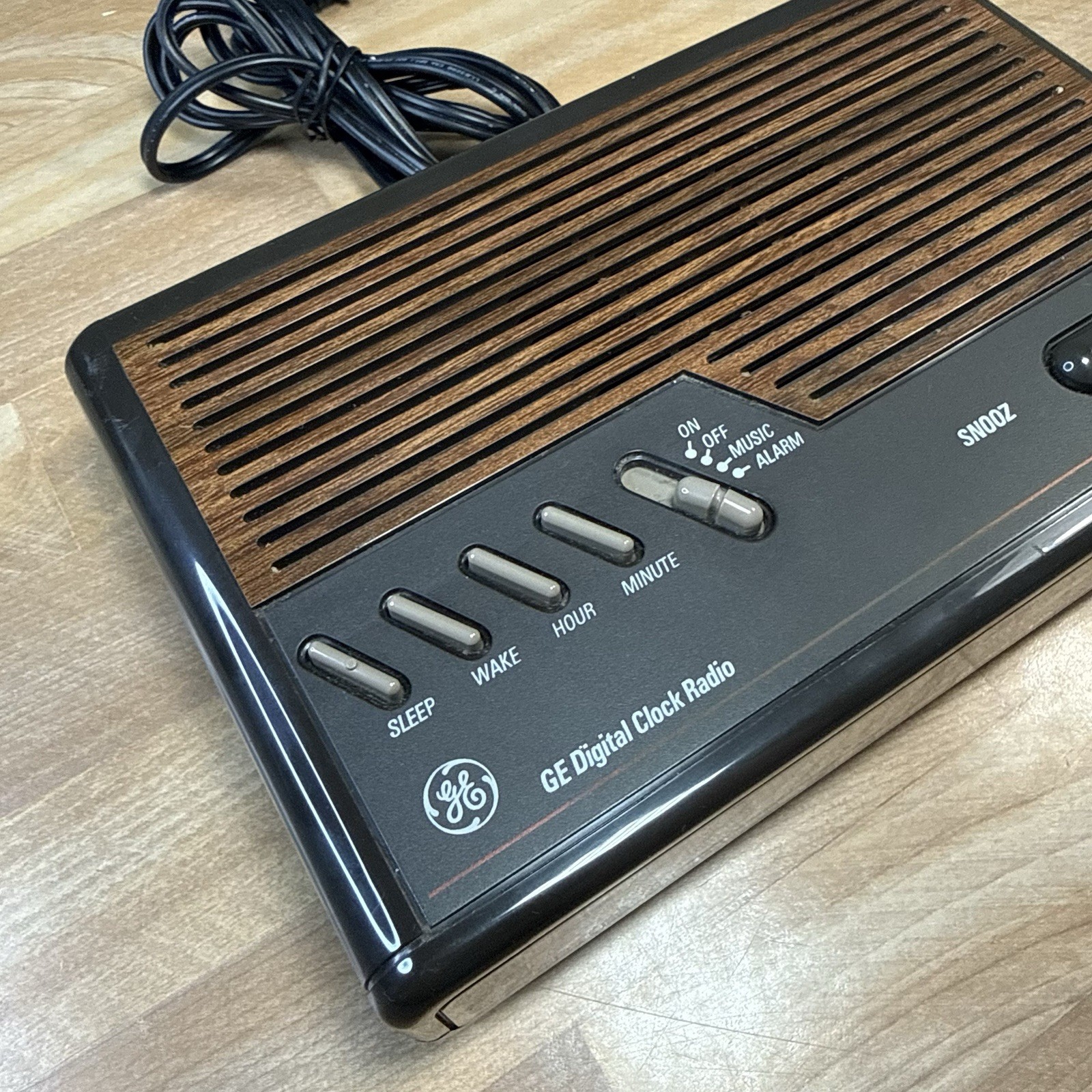 RETRO General Electric GE Alarm Clock AM/FM Radio 7-4612A Wood Grain w/ Manual