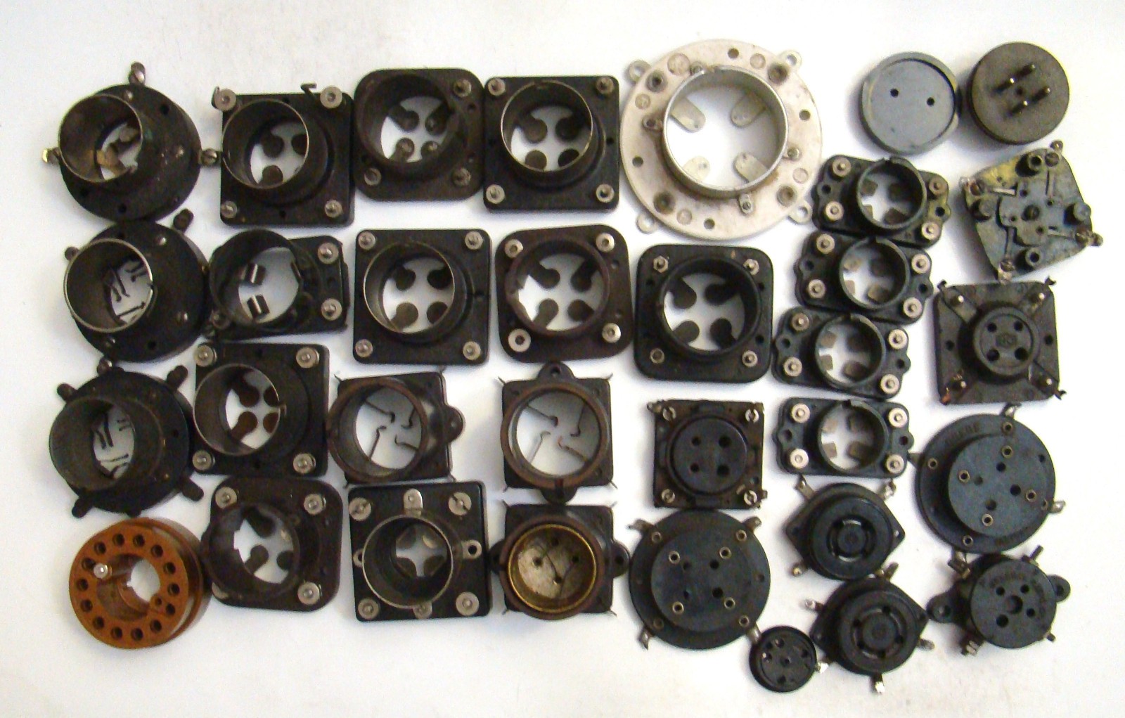 33 Vintage 4 5 And 6-pin + Radio audio amplifier TV Vacuum Tube Sockets lot
