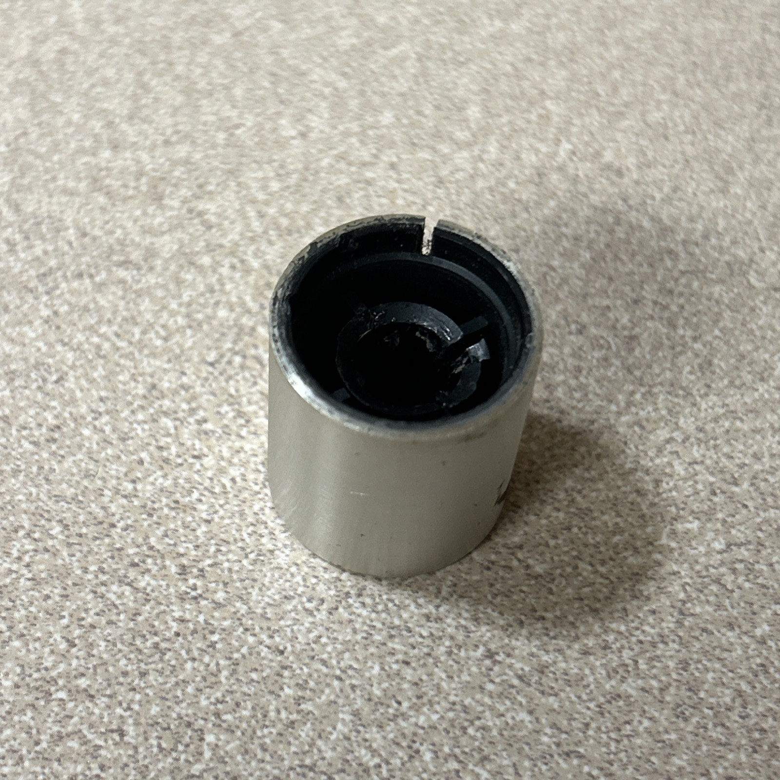Bose 1801 Amp Knob Original – 1 knob – Cracked plastic inner housing