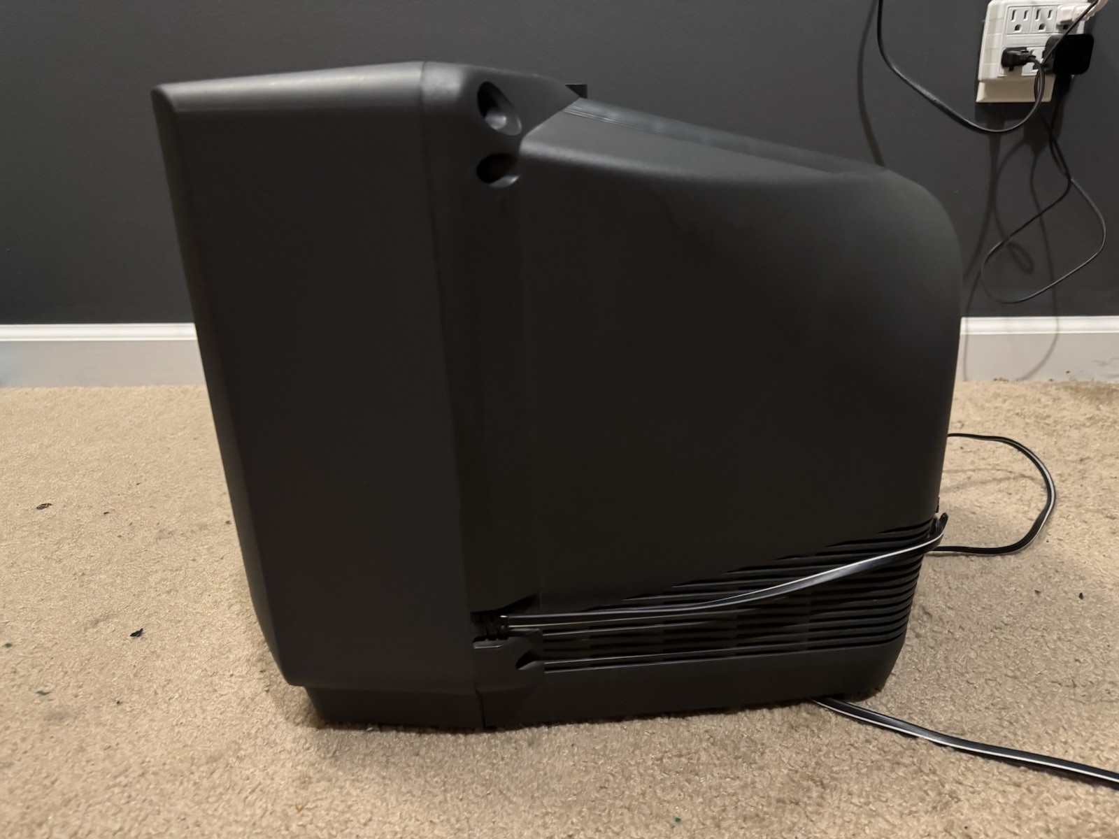 Sony Trinitron 13″ model KV-13M42 2002 Retro gaming TV With Remote Working