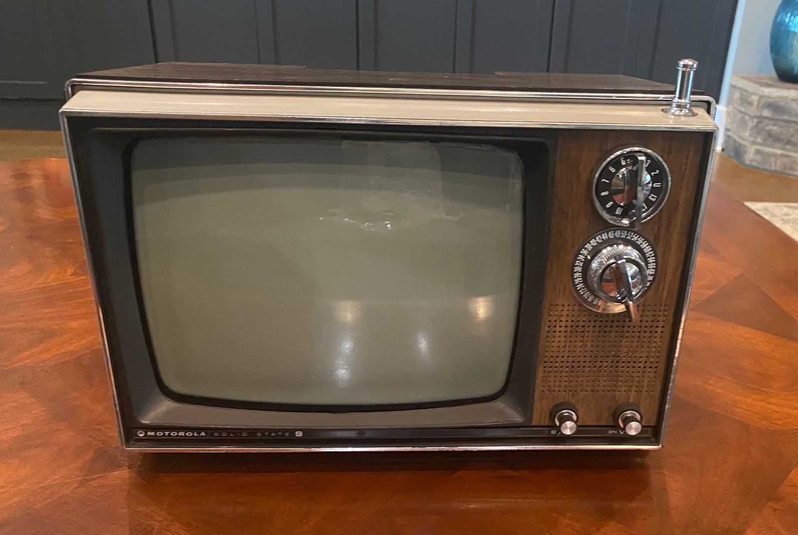 Vintage 1970s Motorola Solid State 9 TV (powers on) Retro Portable TV