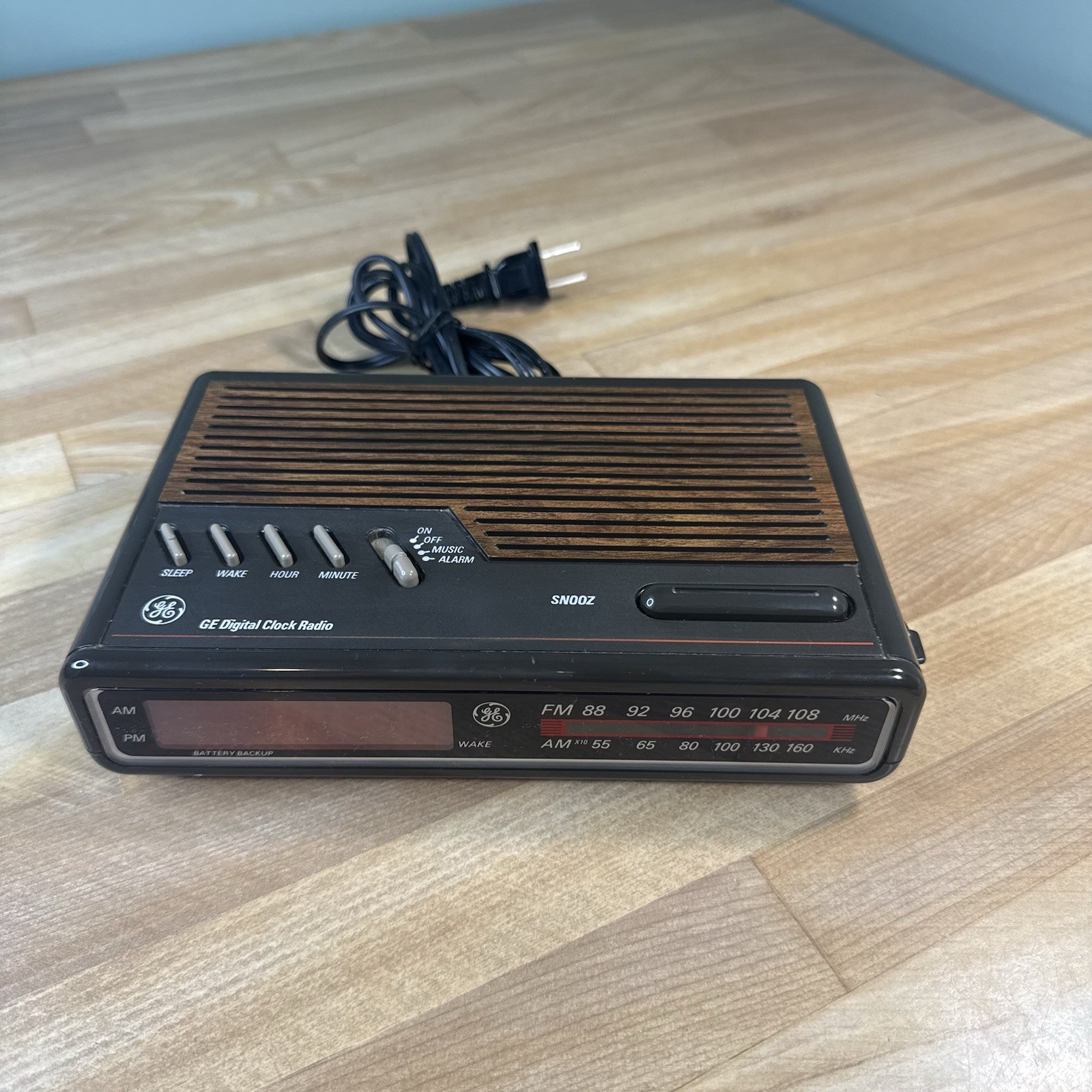 RETRO General Electric GE Alarm Clock AM/FM Radio 7-4612A Wood Grain w/ Manual